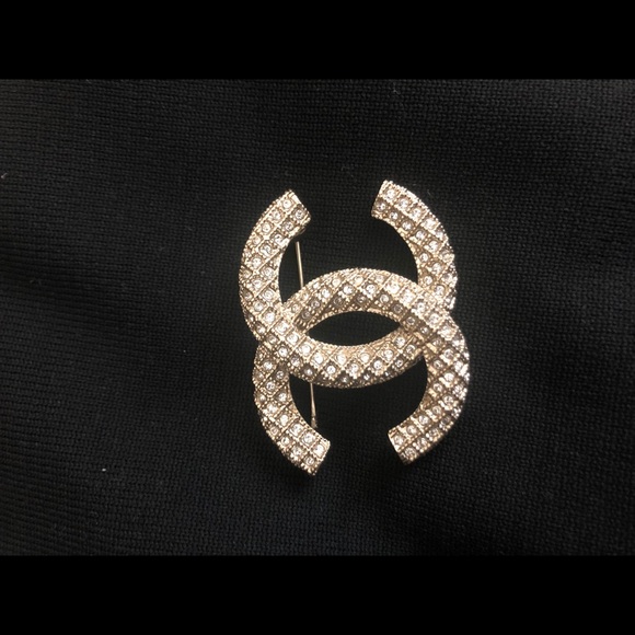 Brand new CHANEL CC brooch with box - Picture 5 of 6